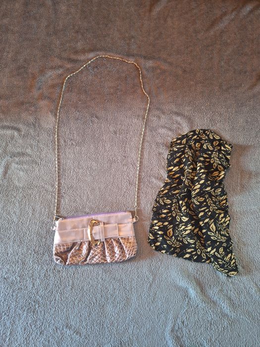 Mała liliowa torebka na ramię na srebrnym łańcuszku kopertówka