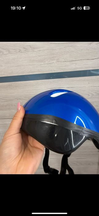 Niebieski kask rowerowy