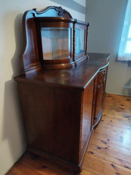 Kredens dębowy z okresu międzywojennego.