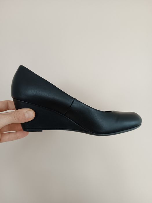 Klasyczne czarne niskie koturny 37