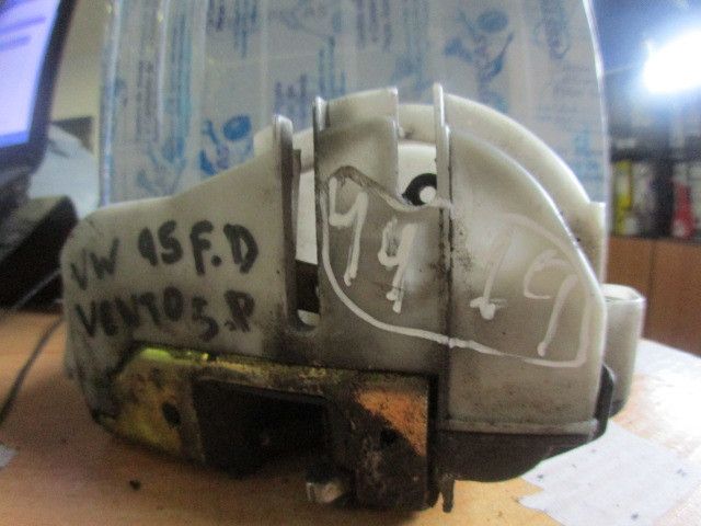 Fechadura / fecho porta frente direito VOLKSWAGEN Vento (1H2)