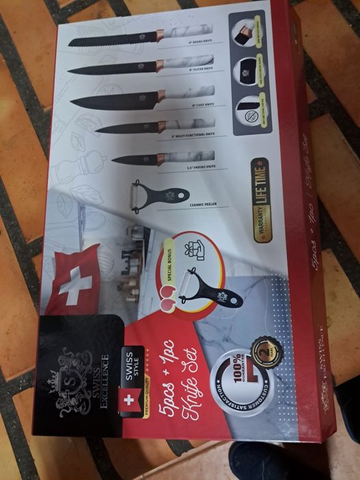 Conjunto de facas novas.