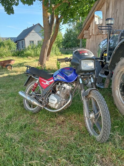 На ходу сів поїхав