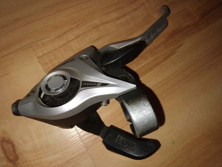 Prawa klamkomanetka Shimano ST-EF-51-8R.