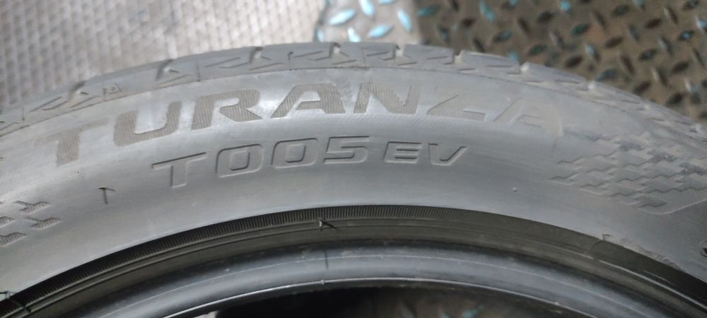 Pneus 235/45/18 Bridgestone  eletric semi novos