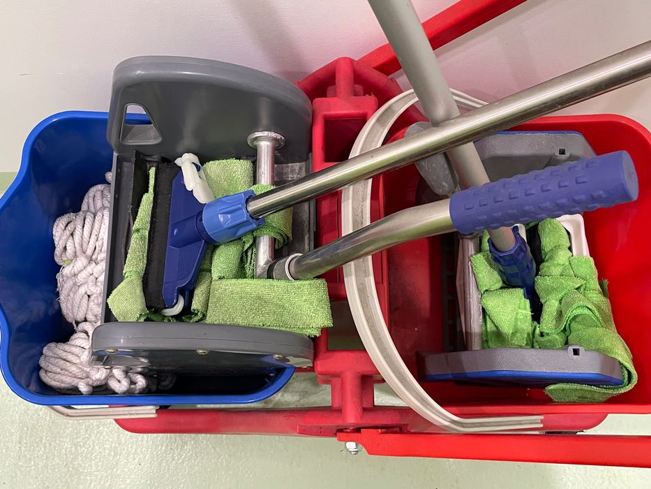 Carrinho de 2 baldes com rodas para limpeza de chão