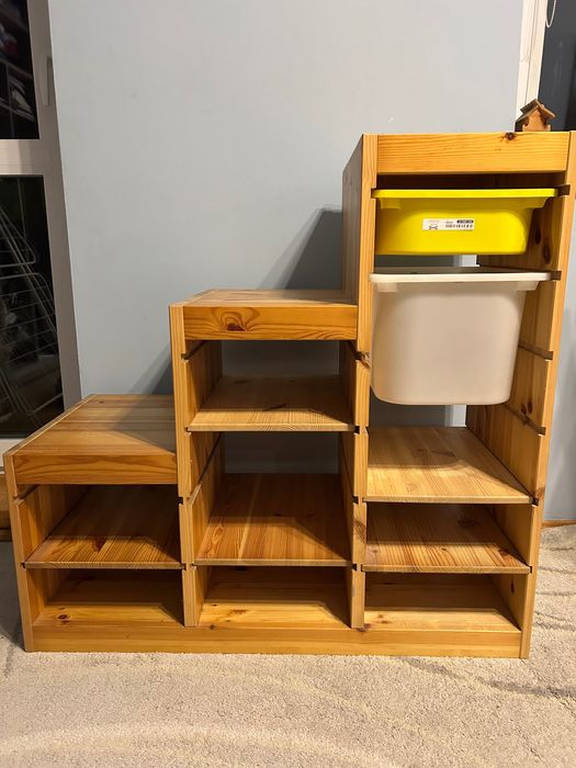 Regał drewniany schodkowy Trofast Ikea z wyposażeniem