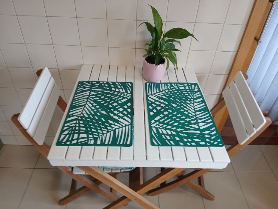 Mesa com 2 cadeiras