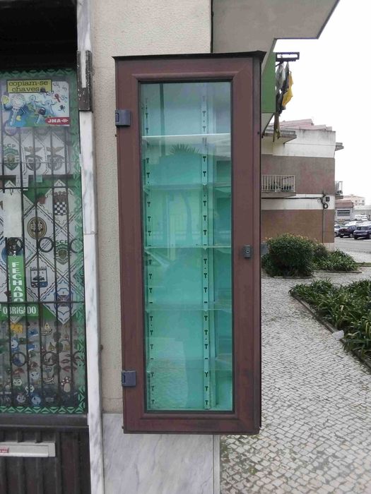 Expositor de alumínio com dupla vitrine em vidro