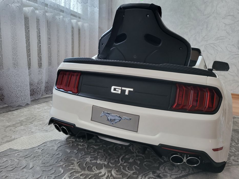 Дитячий електромобіль