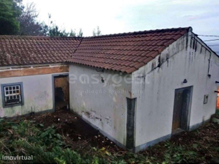 Moradia com enorme potencial em São Miguel Arcanjo - São Roque do Pico