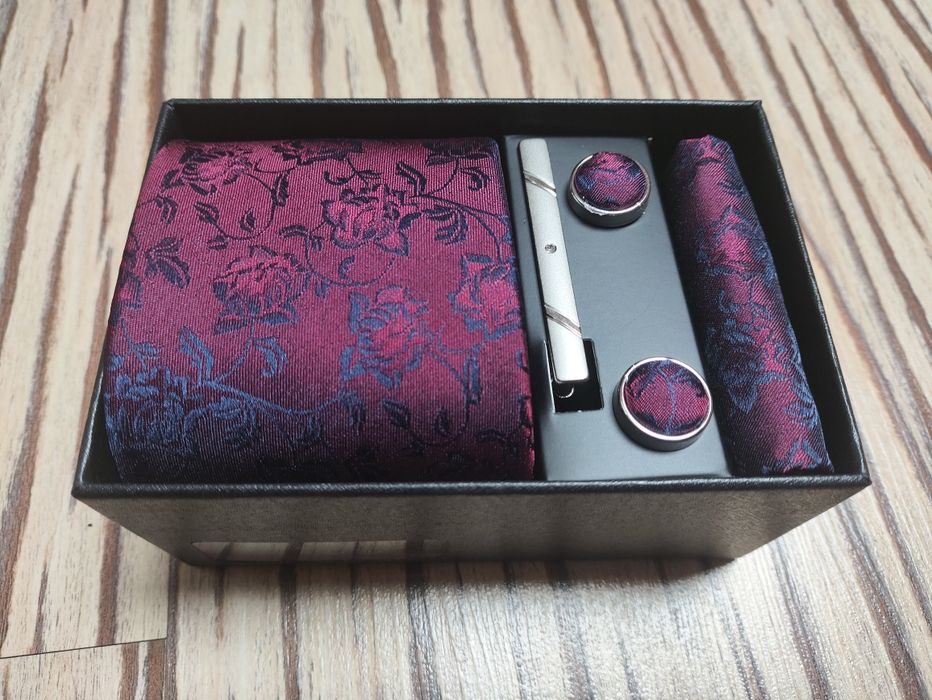 Krawat poszetka spinki zestaw garniturowy