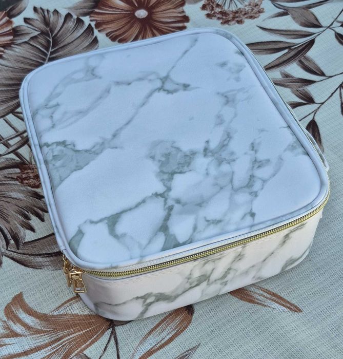 Kosmetyczka podróżna marmurkowa – elegancki organizer na makijaż