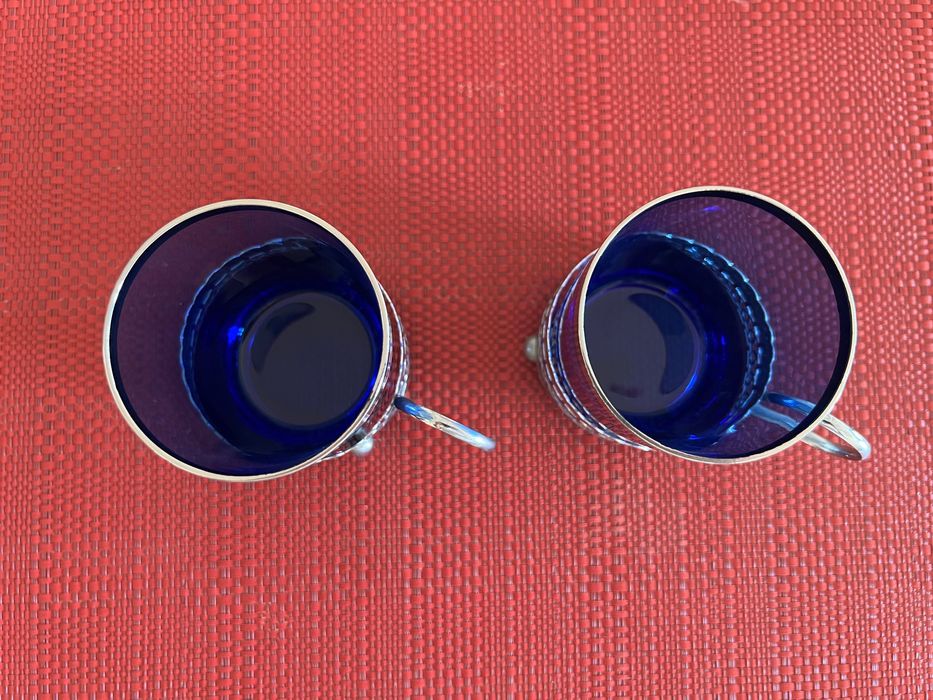 Copos azuis com suporte metálico