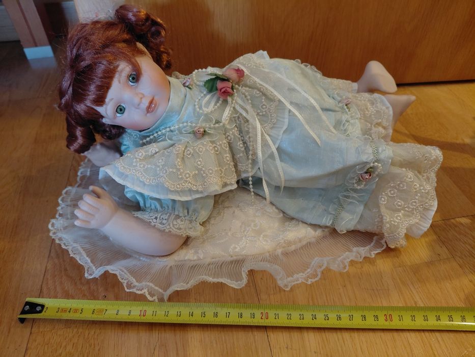 Boneca de porcelana com almofada