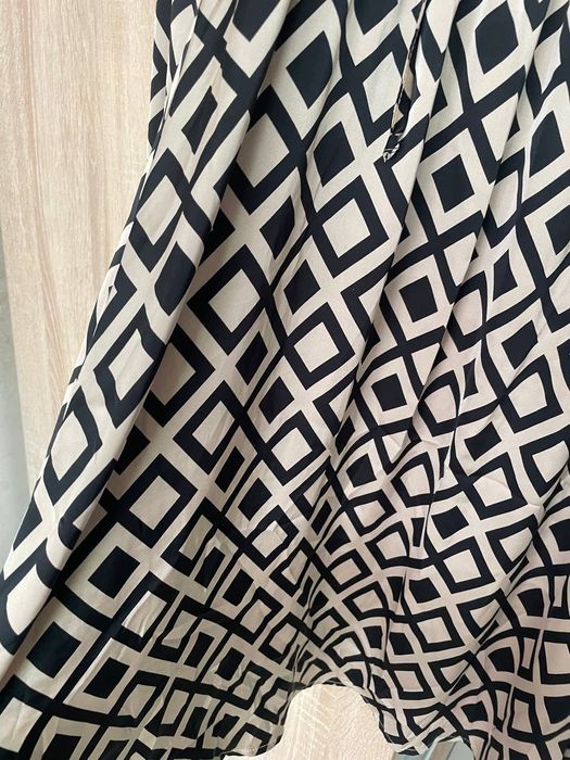 Стильна сукня з геометричним принтом 
Легка, зручна та універсальна –
