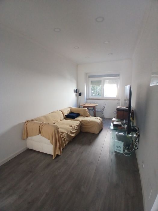 Quarto para alugar em T2 em Queluz