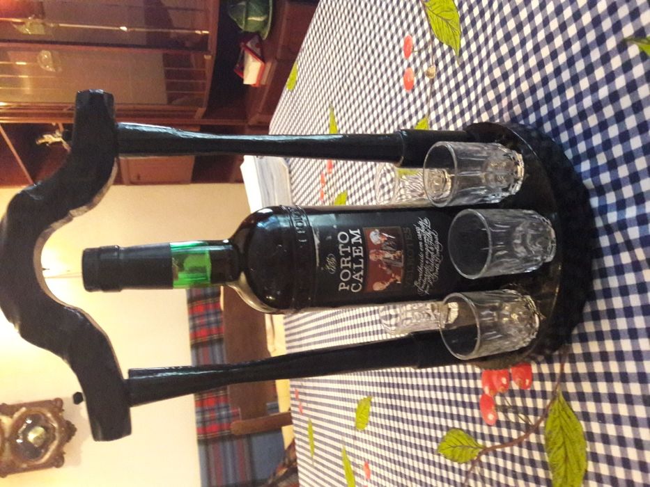 Suporte de garrafa com copos em madeira