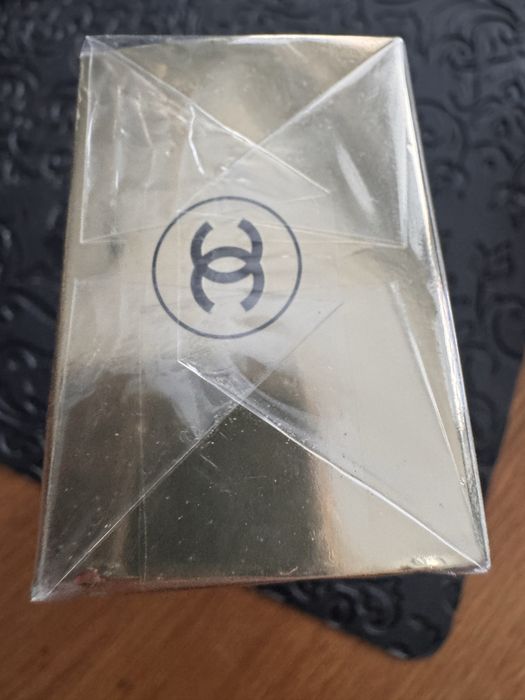 Chanel Sublimage Le Fluide, luksusowa emulsja regenerująca do twarzy o pojemności 50 ml.