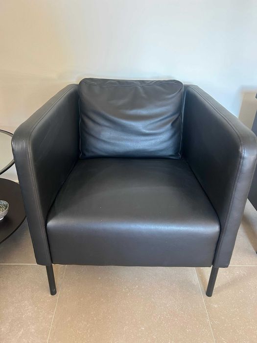 Vendo 2 cadeiras Ekero IKEA preto pele sintética.