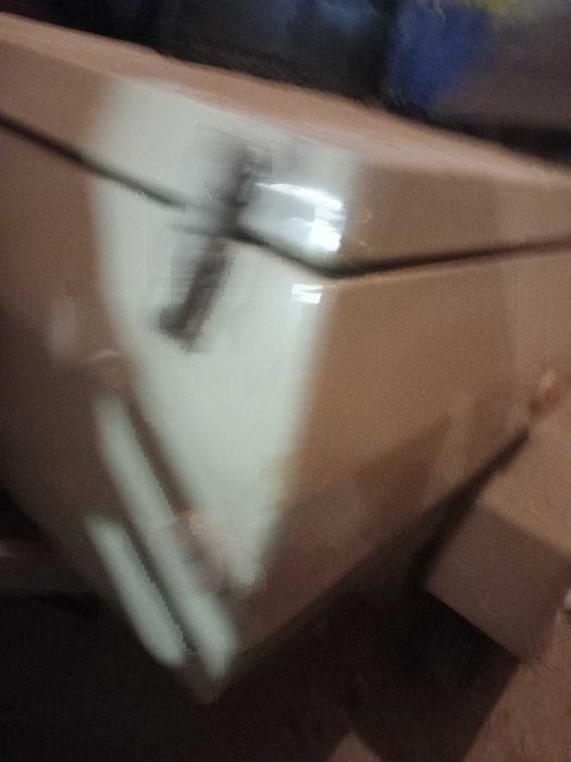 Reboque fechado cor creme