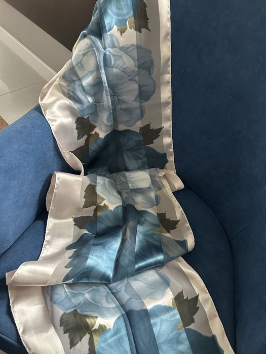 Szal błyszczący kwiatowy motyw