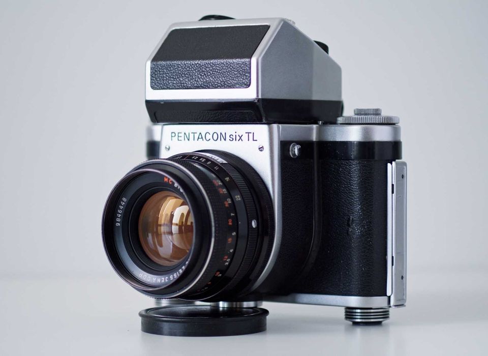 Średnioformatowy aparat analogowy PENTACON six TL z obiektywem Jena