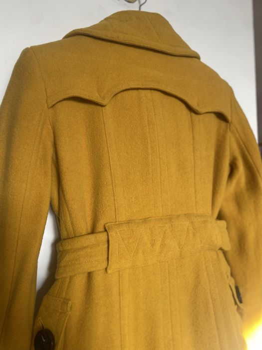 Płaszcz wełniany Cache Cache z paskiem i kołnierzem żółty