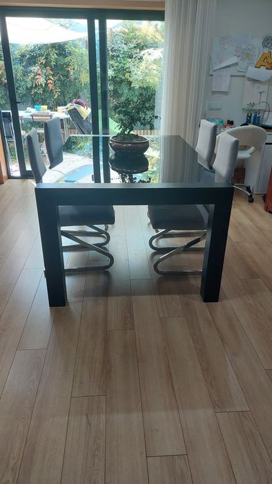 Mesa de jantar extensível +4 cadeiras