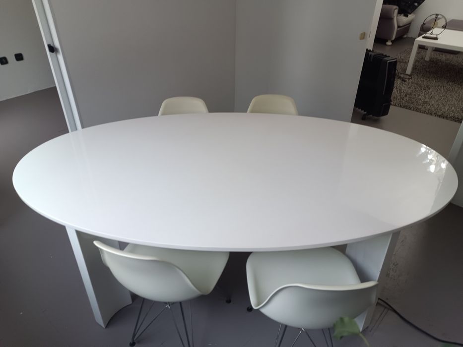 Mesa e quatro cadeiras 100x120x180 cm