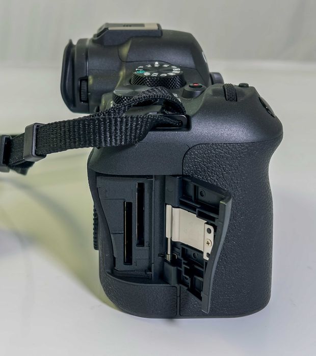 Canon EOS R6 Mk II com 1081 disparos - como nova