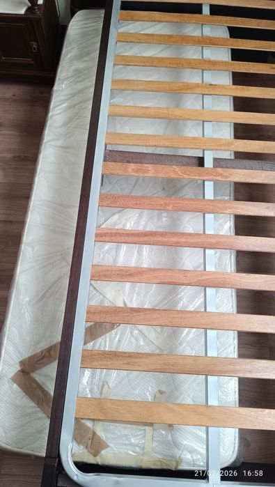 Cama de solteiro maciça, com  estrado duplo que faz outra cama