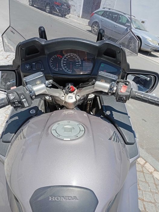 Moto estradista em bom estado