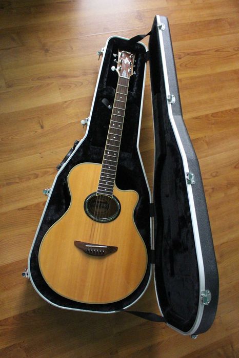 Електроакустична гітара Yamaha APX 700 + кейс Gator
