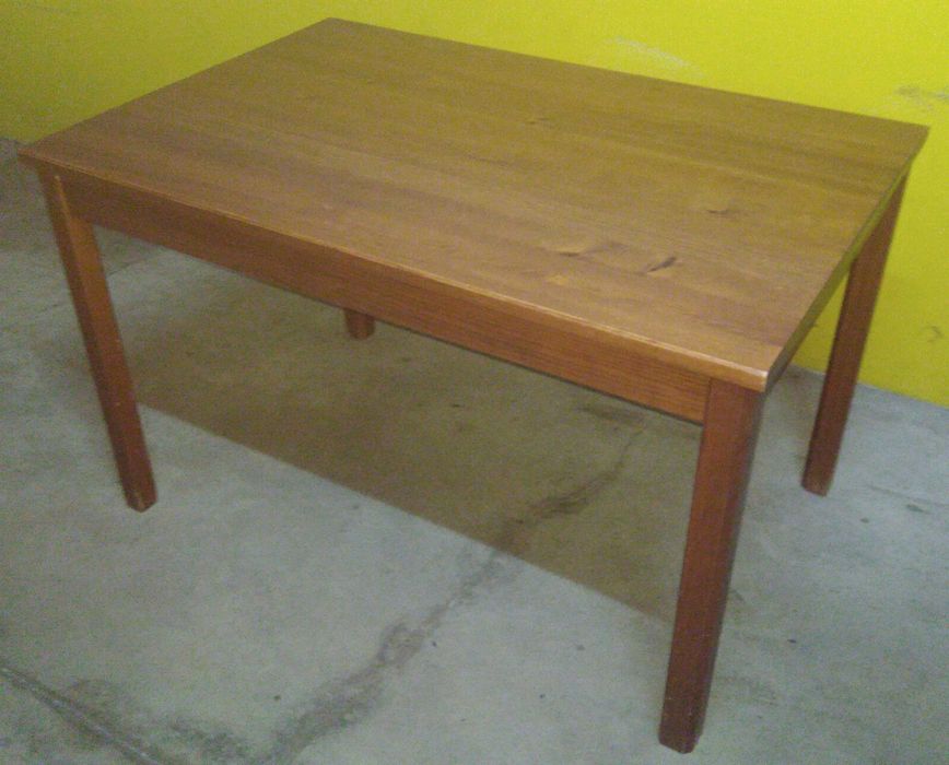 Mesa de refeições (oferta cadeiras)