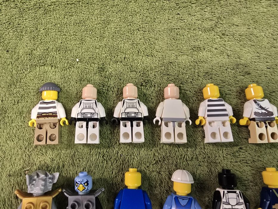 LEGO 21 figurek różne.