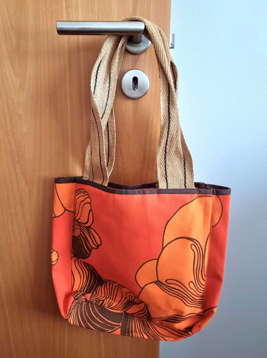 Mala/ saco laranja e castanho com padrão florido