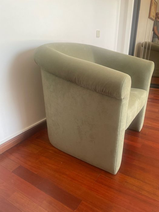 Poltrona de veludo esverdeado
