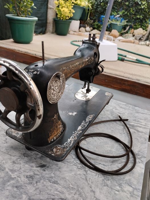 Máquina de costura antiga.