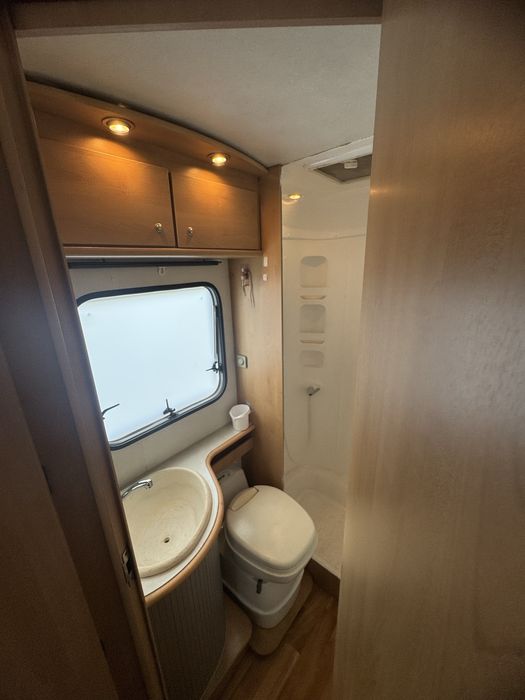 Autocaravana Espaçosa e Compacta – 6 Lugares, 100% Autónoma, com muitos Extras, Pronta a Viajar