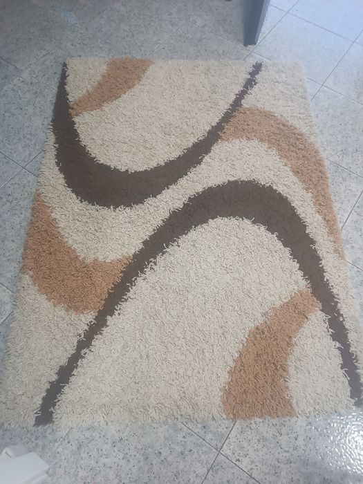 Carpete de sala 1.6m por 1.2m e peixe decorativo em barro vidrado