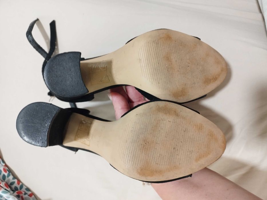 Sapatos pretos de salto alto (9cm). De camurça e da marca Aldo, n° 36.