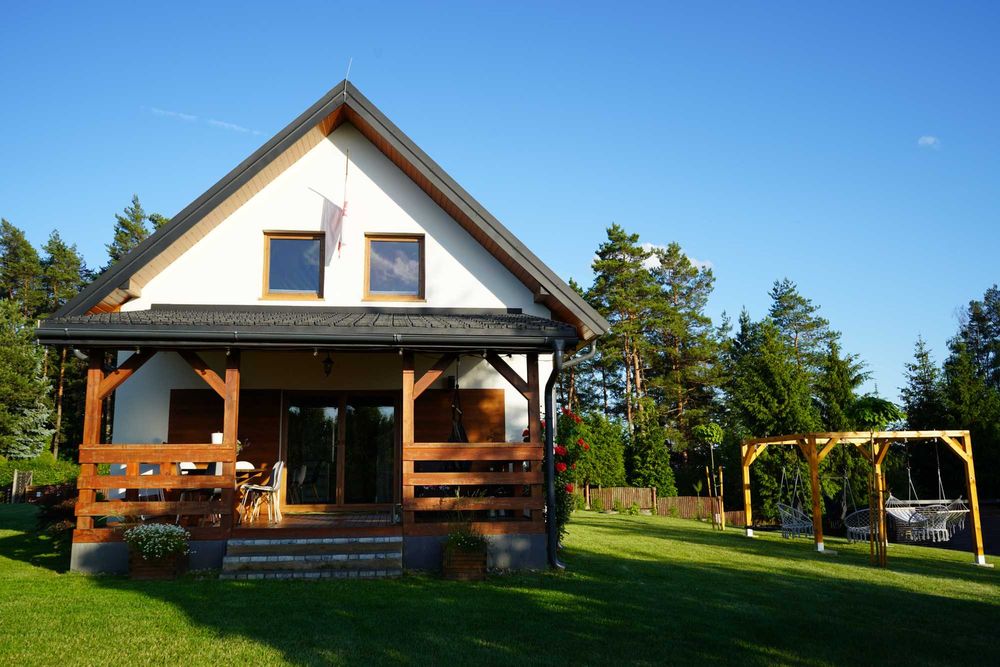 Domek z Kominkiem Nad Jeziorem z jacuzzi ogrodowym