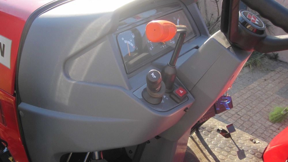 Vendo Trator Massey Ferguson 1529, com tração Smi-novo - 107 horas