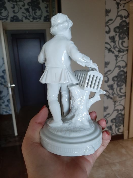 Статуэтка фарфоровая