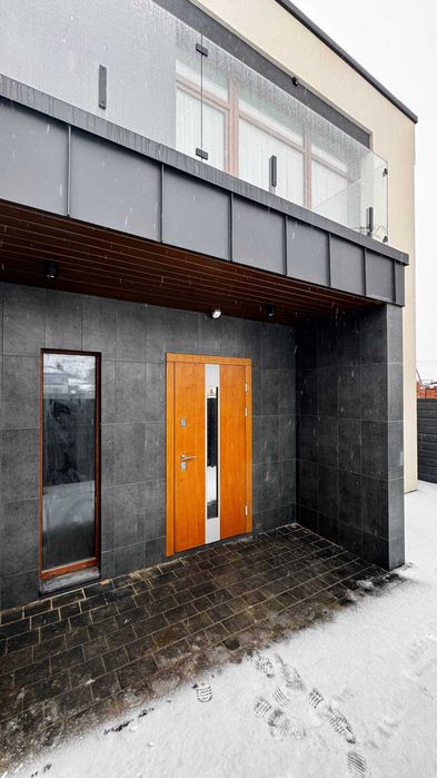 Продаж двоповерхового будинку з сучасним проектом ремонтом та меблями