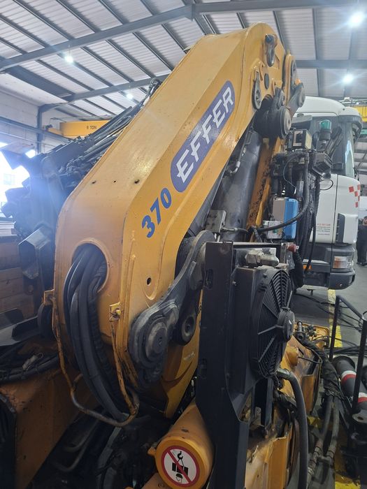 Grua effer 370 com JIB