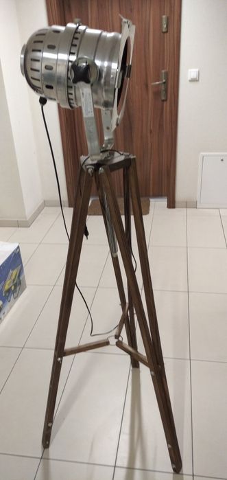 Lampa podłogowa trójnóg