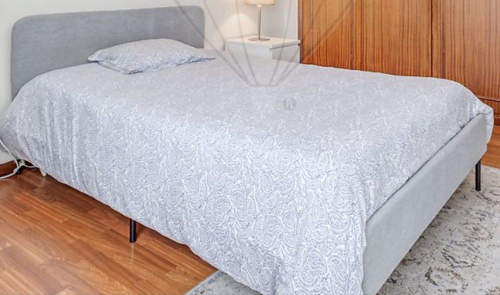 Cama de casal cinzenta