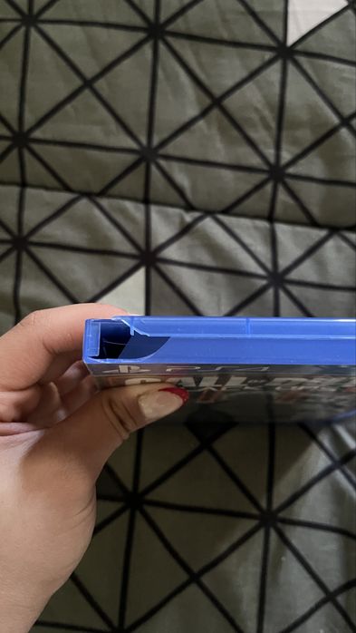 PlayStation 4 (modelo normal) usada com jogos e comando